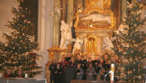 Singgemeinschaft Grafrath unter der Leitung von Elke Romhanyi im weihnachtlich geschmücktem Altarraum. 
