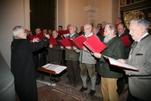 Der MGV Kottgeisering singt auf der Empore der Rassokirche unter der Leitung von Peter Woderschek.