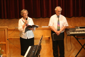 Die Vorsitzende der Singgemeinschaft Resi Rothenanger begrüßt die Gäste und Peter Doerffel führt auf bewährte Art durch das Programm